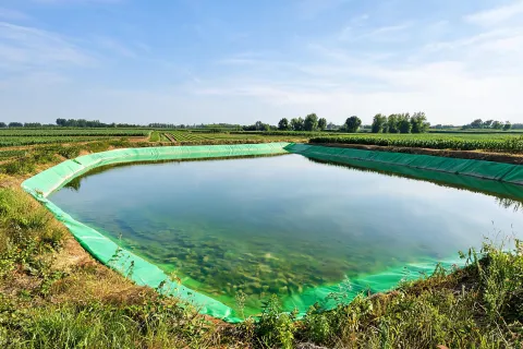 Agriculture irrigation lagoon lined with geomembrane