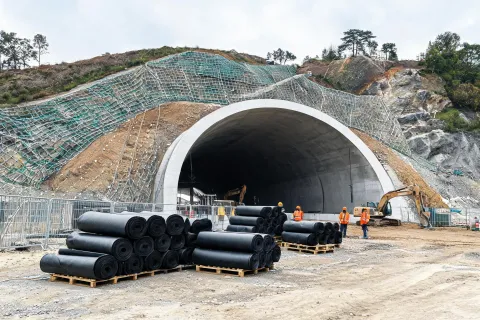 Civil tunnel portal with waterproofing membrane staging
